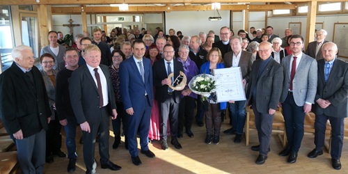 Die ehrenamtlich Engagierten der Gemeinde beim Neujahrsempfang. Ein Gruppenfoto von den unterschiedlichsten Menschen im Sitzungssaal des Rathauses.